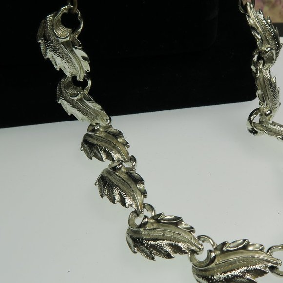 Vintage Noveau Leaf Link Choker Necklace - Picture 6 of 6
